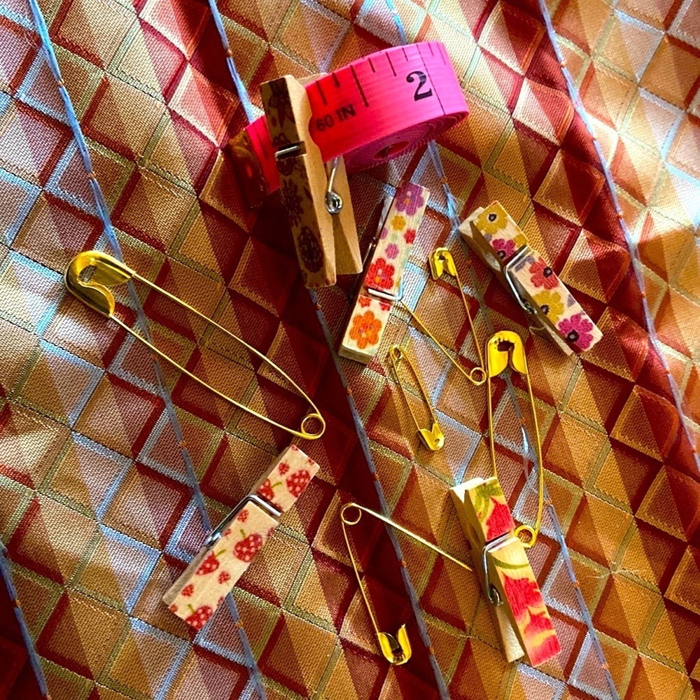 🙀Clothing Photos Kit~5 Safety & 5 Cloths Pins, 1 Tape Measure (Want 1 Just Ask) - Picture 2 of 16